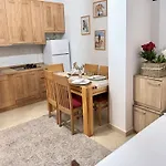 Family House & Free Parking Golem, Durres Apartment