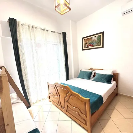 Family House & Free Parking Golem, Durres 아파트 골렘