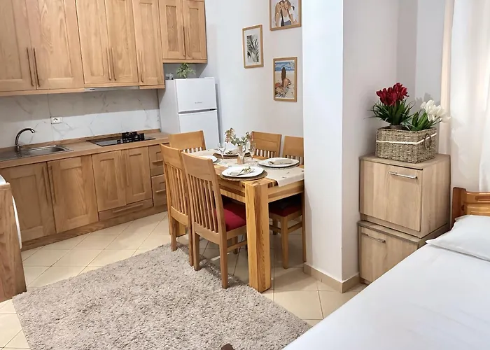 Family House & Free Parking Golem, Durres 아파트