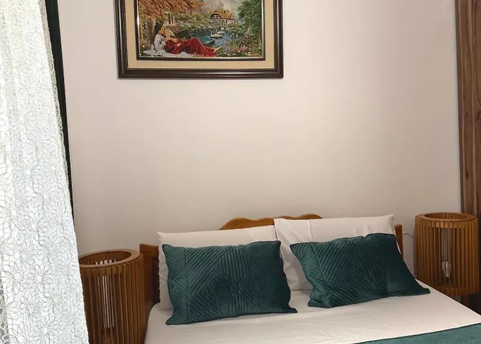 Family House & Free Parking Golem, Durres 公寓