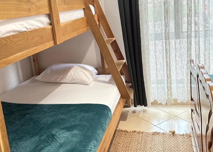 Family House & Free Parking Golem, Durres 公寓